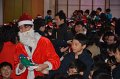 活動大使扮成聖誕老人向同學派發糖果與祝福，拉開聖誕聯歡會的序幕。