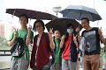 老師與同學冒著大雨參與慈善步行