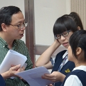 教務主任林壽均向同學講解