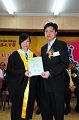 朱德榮副校監頒發獎狀予英語文科第一名王寶瑩