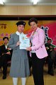林翠玲校董頒發徵文比賽冠軍獎予王梅芳同學