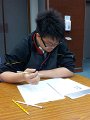 全神貫注地閱讀工作紙中的同學