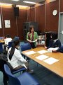 讀書會導師作家楊佩玲女士講解工作紙內容給同學聽